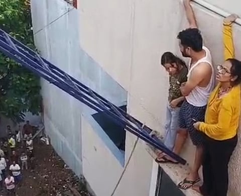 फायर ब्रिगेड और पड़ोसियों ने की मदद