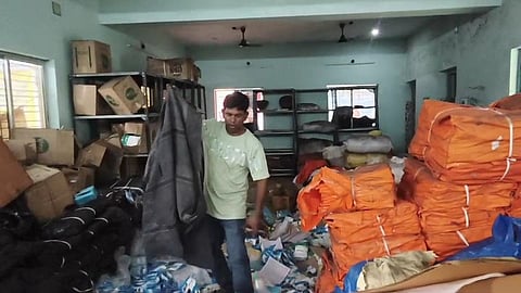 पूर्व विधायक के गोदाम से बरामद राहत सामग्री, तिरपाल एवं कंबल  