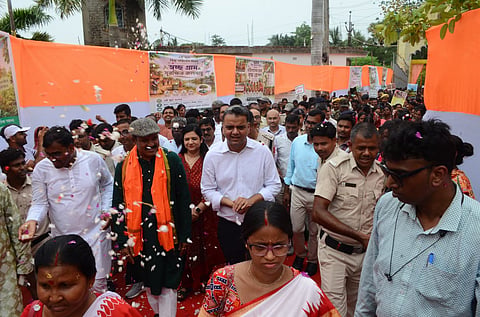 डीएम अभिषेक कुमार तिवारी विश्व पर्यावरण दिवस के अवसर पर रैली में शामिल हुए, साथ में हैं राज्य मंत्री दीपंकर जाना व अन्य 