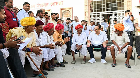 ग्रामीणों से बातचीत करते मुख्यमंत्री भजनलाल शर्मा