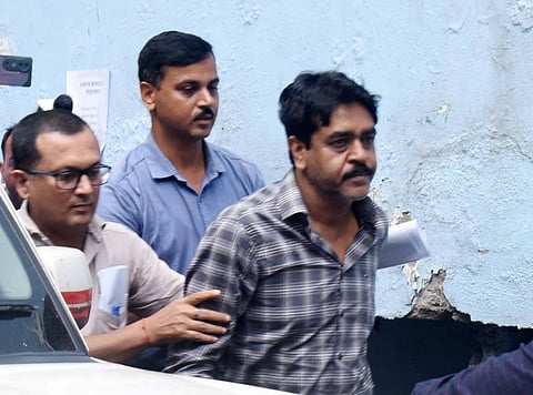 शनिवार को शौकत मोल्ला को अदालत में पेश करते हुए एनआईए अधिकारी