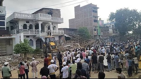 अहमदाबाद में भारी सुरक्षा के बीच सरकारी जमीन पर बने 37 मकानों को ढहाने की कार्रवाई जारी