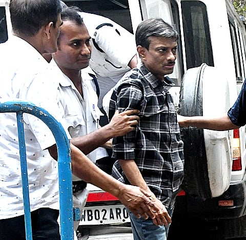 गिरफ्तार बाप्पादित्य को रविवार को अदालत में पेश करती हुई पुलिस