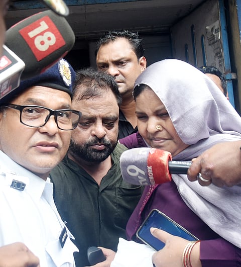तृणमूल पार्षद मो.जसीमुद्दीन को गिरफ्तार कर ले जाती हुई पुलिस