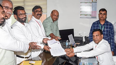 CM हेमंत सोरेन की मौजूदगी में नामांकन दाखिल करते बैद्यनाथ राम