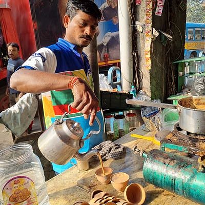 कोलकाता में मॉनसून की दस्तक के साथ ही नुक्कड़ पर कुल्हड़ वाली चाय की डिमांड बढ़ी