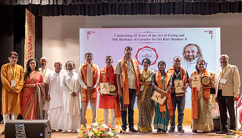 श्री श्री एकेडमी, अलीपुर में आयोजित हुआ ‘अनसंग हीरोज़ अवॉर्ड्स’ समारोह