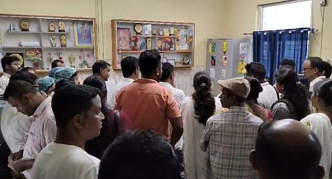 अस्पताल सुपरिंटेंडेंट के कार्यलय में भाजपा समर्थक


