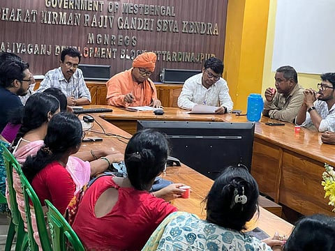 बैठक में विधायक उत्पल महराज, ब्लॉक विकास अधिकारी, पंचायत समिति अध्यक्ष और अन्य


