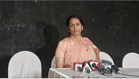 कोलकाता नगर निगम की कमिश्नर स्मिता पांडेय प्रेस कांफ्रेंस को संबोधित करती हुई 