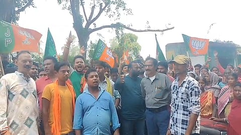 प्रदर्शन करते श्रमिक व स्थानीय लोग 