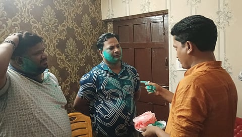 भाजपा कर्मी साबित करने के लिए तृणमूल कर्मी लगा रहे हैं गेरुआ गुलाल