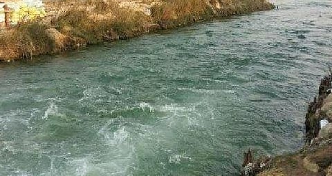 नदी किनारे अतिक्रमण होने से जलधारा का प्राकृतिक प्रवाह बाधित होता है।