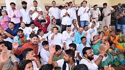 झारखंड विधानसभा परिसर में कांग्रेस का विरोध प्रदर्शन