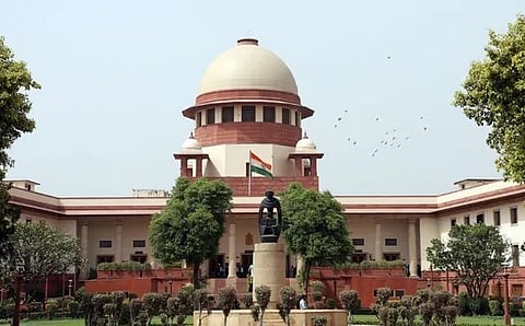 शीर्ष अदालत ने कहा है कि महिलाओं को केवल घरेलू कार्यकर्ता के रूप में नहीं देखा जा सकता