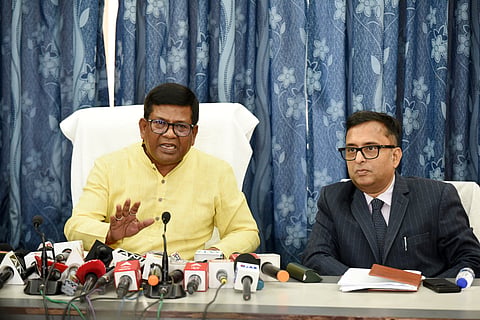 गुरुवार को प्रेस कांफ्रेंस करते स्पीकर रथीन्द्र बोस। साथ में हैं प्रिंसिपल सेक्रेटरी सोमेंद्रनाथ बोस