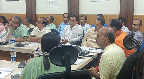 अधिकारियों के साथ बैठक करते मंत्री डॉ. अजय पोद्दार 
