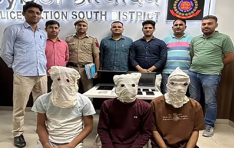 गिरोह धार्मिक यात्राओं के लिए हेलीकॉप्टर टिकट बुकिंग का झांसा देकर लोगों को ऑनलाइन ठगी का शिकार बना रहा था।
