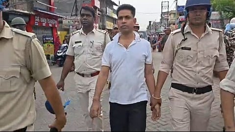 तृणमूल नेता जहांगीर खान को फलता के विभिन्न क्षेत्र में बनियान -बरमूडा पहनाकर घुमाया गया