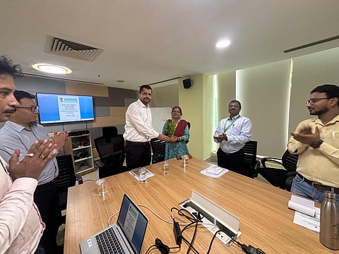 पटसन आयुक्त कार्यालय में हिंदी पत्राचार एवं टिप्पण- प्रारूपण आधारित हिंदी कार्यशाला के दौरान मौजूद उप पटसन आयुक्त नीरज कुलहरि व अन्य 