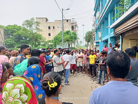 प्रदर्शन करते अस्थायी सफाई कर्मी