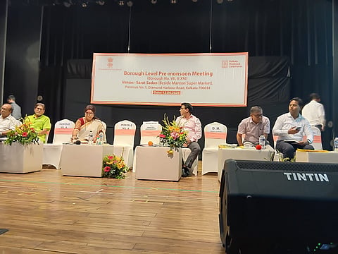 बैठक के दौरान मौजूद जादवपुर की विधायक शर्बरी मुखर्जी साथ में हैं केएमसी के अधकारी  