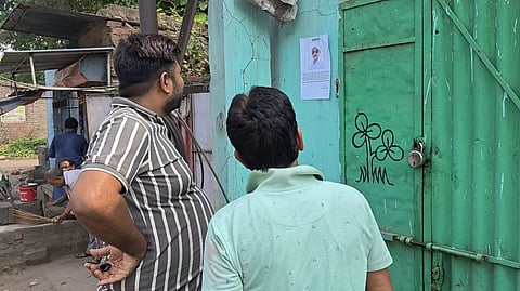 लगे पोस्टर को देखते लोग 