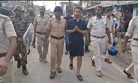 पुलिस ने तृणमूल नेता जहांगीर खान को पैदल घुमाते हुए 