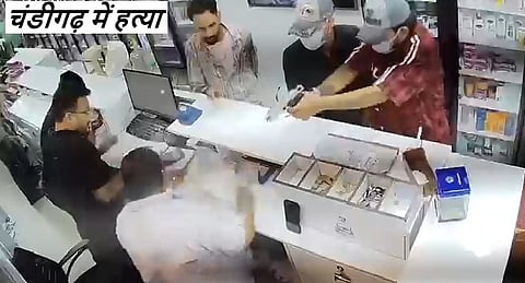 बताया जा रहा है कि हाल ही में उनकी पत्नी पंचायत चुनाव जीतकर प्रधान बनी थीं।