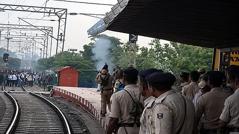 घटना में सेंट्रल आईजी जितेंद्र राणा समेत कई पुलिसकर्मी घायल हुए हैं