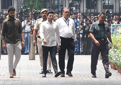 रविवार को भवानी भवन के अंदर जाते हुए तृणमूल महासचिव अभिषेक बनर्जी
