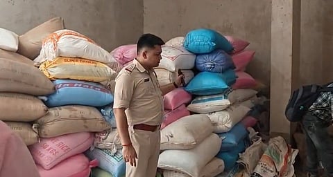 गोदाम में भरा राशन का चावल 