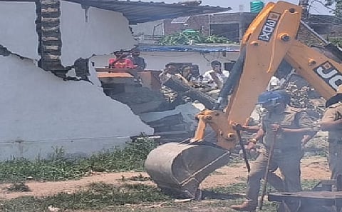 प्रशासन ने मुख्य आरोपी के घर के पास अवैध निर्माण पर कार्रवाई करते हुए बुलडोजर चलाया। 