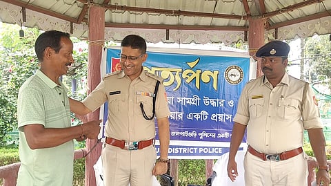 पुलिस से साथ स्थानीय नागरिक
