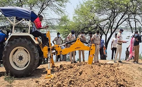 महज तीन महीनों के भीतर हुई आठ लोगों की मौतें, जिन्होंने ग्रामीणों के मन में कई सवाल और आशंकाएं खड़ी कर दी हैं।