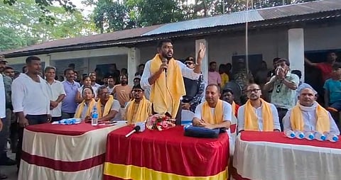 वन मंत्री मनोज कुमार उरांव लोगों को जानकारी देते हुए
