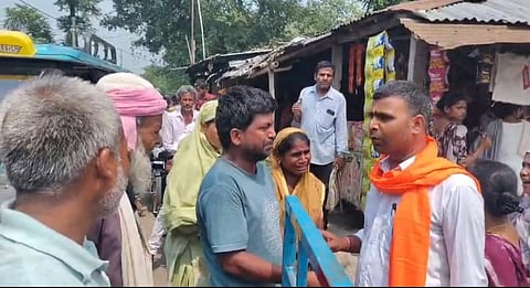 टोटो चोरी होने के बाद टोटो चालक

