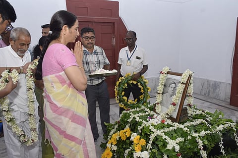 केएमसी की प्रशासक स्मिता पांडेय देशबंधु चित्तरंजन दास की प्रतिमा पर पुष्पांजलि अर्पित कर श्रद्धासुमन अर्पित करते हुए