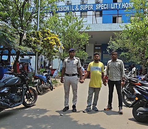 गिरफ्तार अभियुक्त को पुलिस अदालत ले जाती हुई  