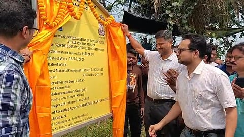 मनरेगा कार्य का शुभारंभ करते डीएम एस पोन्नमबलम 