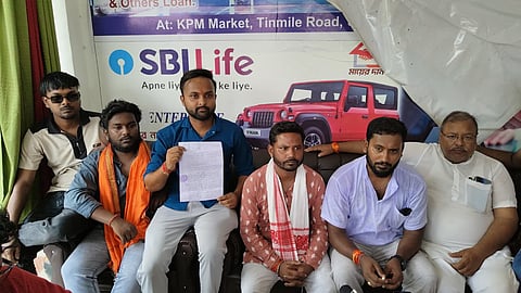 संवाददाता सम्मेलन में भाजपा समर्थक
