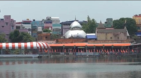तारकेश्वर मंदिर की पारंपरिक पहचान का प्रतीक बना गेरुआ रंग