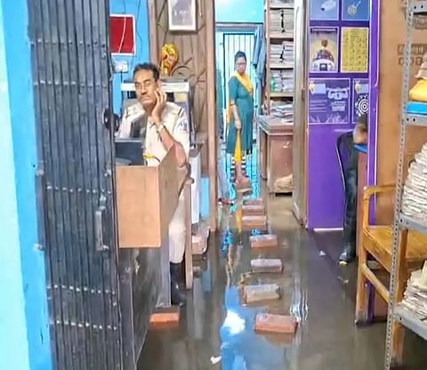 घोला थाना परिसर में भरा बारिश का पानी