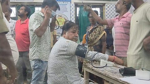 स्वास्थ्य जांच कराते उदयन गुहा
