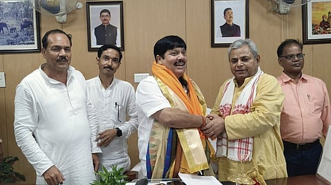 अर्जुन सिंह को सम्मानित करते बीएमएस नेता जयनाथ चौबे 