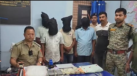 पुलिस की गिरफ्त में आरोपी व जब्त सामग्री , नकदी

