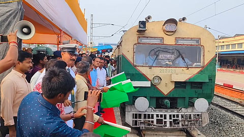 ट्रेन को हरी झंडी दिखाकर रवाना करते भाजपा विधायक व सियालदह DRM