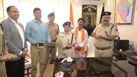 राज्य के खाद्य एवं सहकारिता मंत्री अशोक कीर्तनिया ने औपचारिक रूप से पुलिस प्रशासन को सौंप दिया