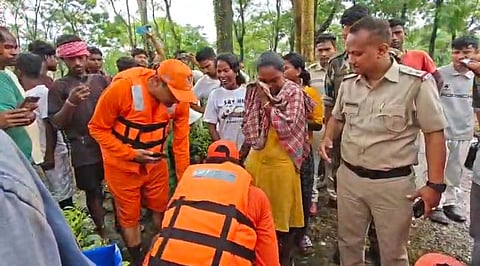 घटनास्थल पर पुलिस मौजूद व बिलखते परिवार के सदस्य

