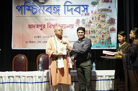 JU के कुलपति चिरंजीव भट्टाचार्य द्वारा तथागत रॉय का सम्मान किया जा रहा है
